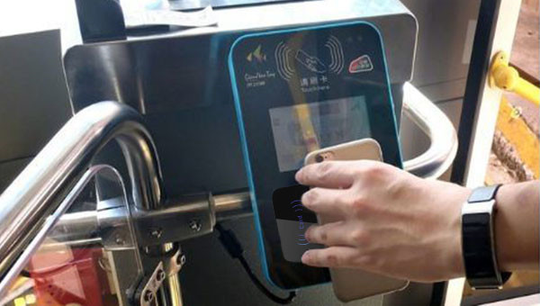 塞伯羅斯二維碼門禁一體機公交車應用